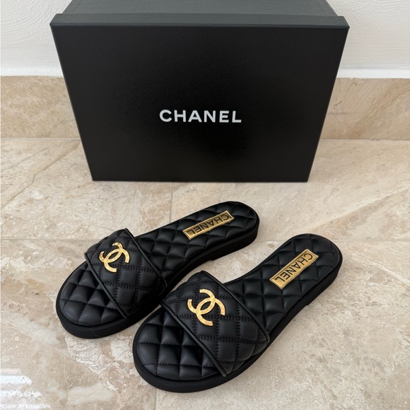Chanel Slide Sandals Quilted Lambskin Size 38 - Picture 13 of 14